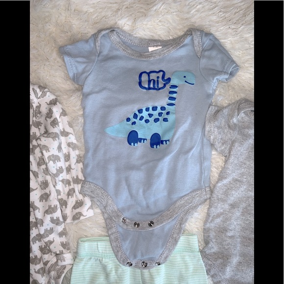 4-Baby clothes . 2(0-3 Months and 2(3-6 Months - Picture 4 of 9